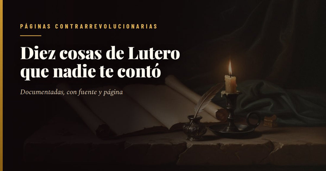 Grabado antiguo de un fraile sentado a una mesa de escritorio en la celda de un convento, con hábito y capucha, inclinado sobre un volumen abierto que sostiene con la mano izquierda mientras escribe con una pluma de ave