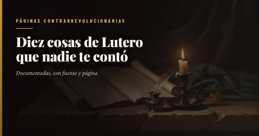 Grabado antiguo de un fraile sentado a una mesa de escritorio en la celda de un convento, con hábito y capucha, inclinado sobre un volumen abierto que sostiene con la mano izquierda mientras escribe con una pluma de ave