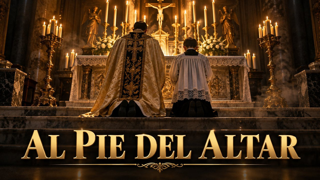 Sacerdote y acólito arrodillados en el escalón inferior del altar antes de comenzar la Misa tradicional