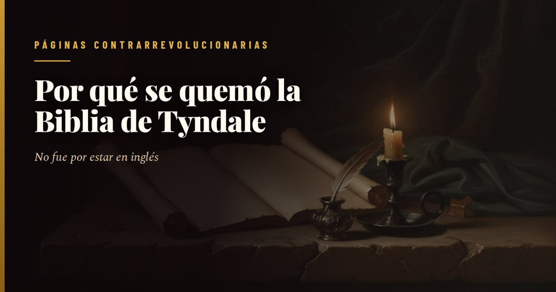 Página de un manuscrito medieval abierto sobre madera oscura, con el texto a dos columnas en tinta parda, capitulares iluminadas en rojo y oro, glosas menudas en los márgenes y un cordel de registro cruzando el pliego, todo bajo una luz lateral cálida