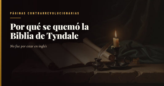 Página de un manuscrito medieval abierto sobre madera oscura, con el texto a dos columnas en tinta parda, capitulares iluminadas en rojo y oro, glosas menudas en los márgenes y un cordel de registro cruzando el pliego, todo bajo una luz lateral cálida