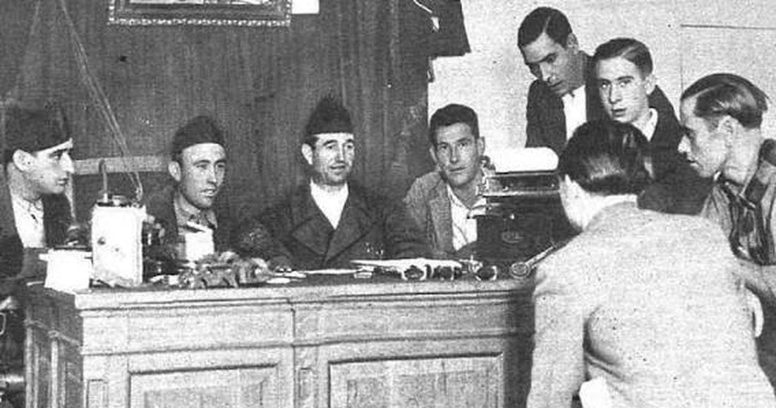 Sótano de una checa de Madrid durante la guerra civil española, con un banco y una puerta cerrada