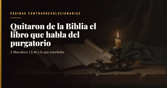 Manuscrito medieval iluminado abierto sobre una mesa de escritorio antiguo